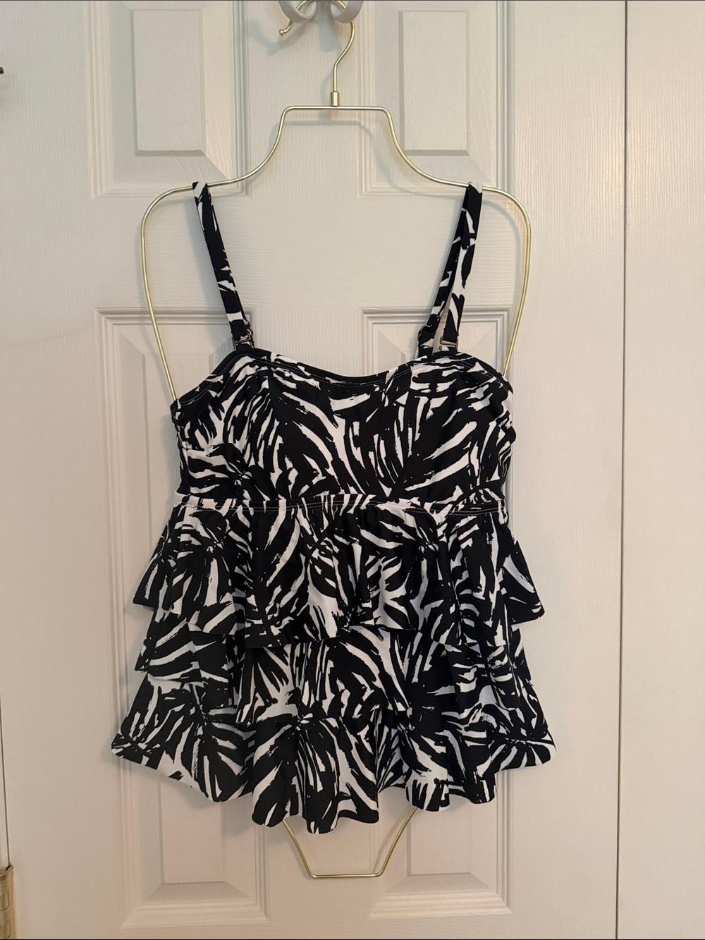 Island Escape Black & White Tiered Ruffle Bikini Top 6 NWOT